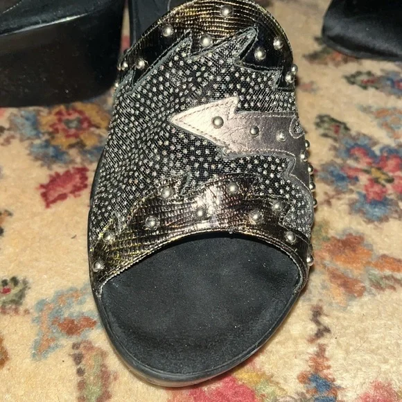 Elegant Black and Silver Open-Toe Sandals - Picture 12 of 12